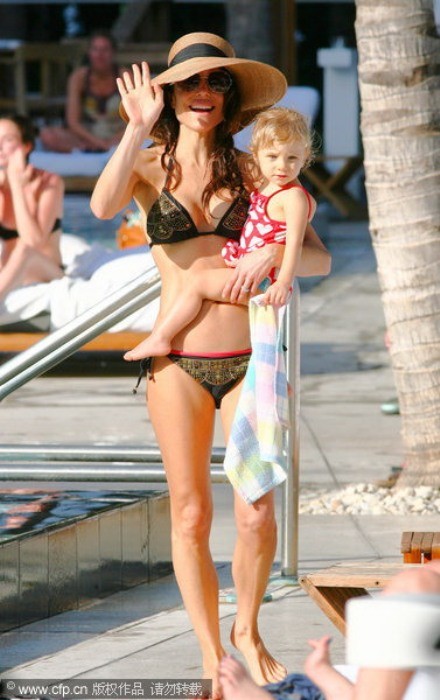 Bethenny Frankel cùng con gái, Bryn tại bể bơi của 1 khách sạn ở Miami.